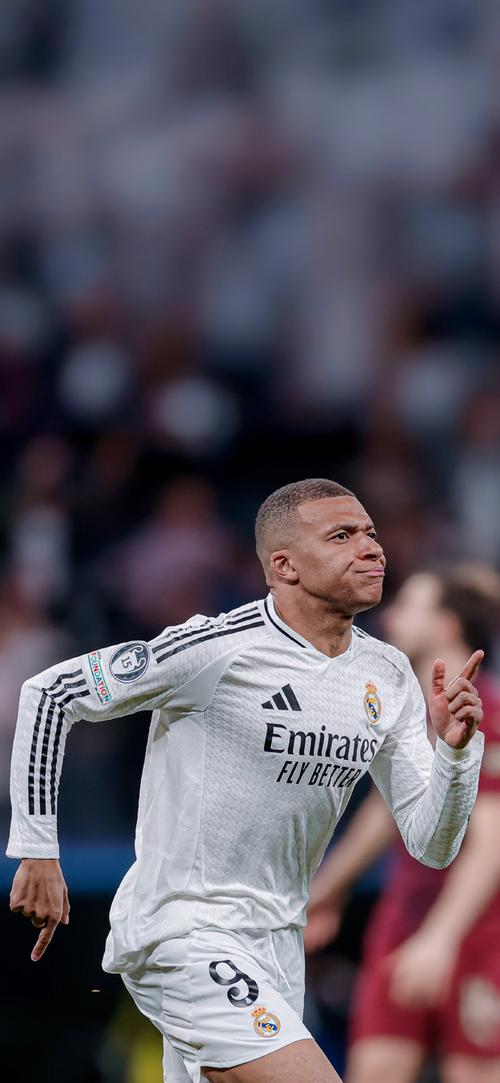 他在闹，他在笑，林加德与拉什福德通道内嬉戏（笑闹不断，林加德和拉什福德在通道内打趣嬉闹）