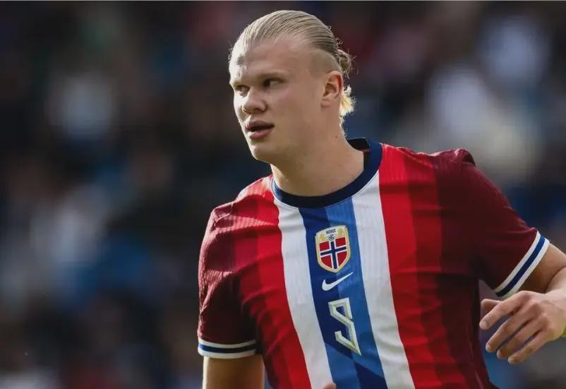 足球国足归化球员表现稳健，获媒体点赞