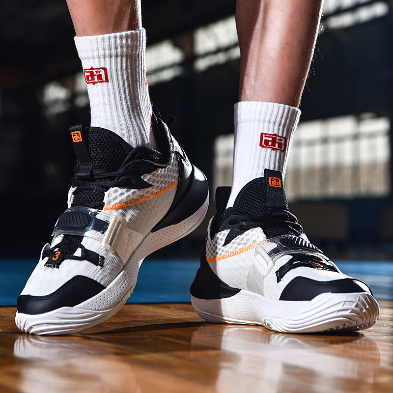 曾经的前场搭档！安东尼和拉什福德拥抱这一刻，你想到了什么？（安东尼与拉什福德相拥：昔日前场拍档这一瞬，你想到了什么？）