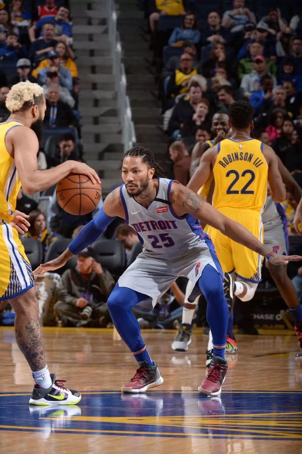 体图：阿方索-戴维斯与拜仁关于伤后薪资支付问题发生争议（体图：戴维斯与拜仁就伤停期间薪资支付产生分歧）