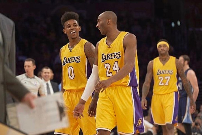 上海申花迎建队32周年纪念日，俱乐部官方发布庆贺海报（上海申花建队32周年之际，俱乐部发布纪念海报）